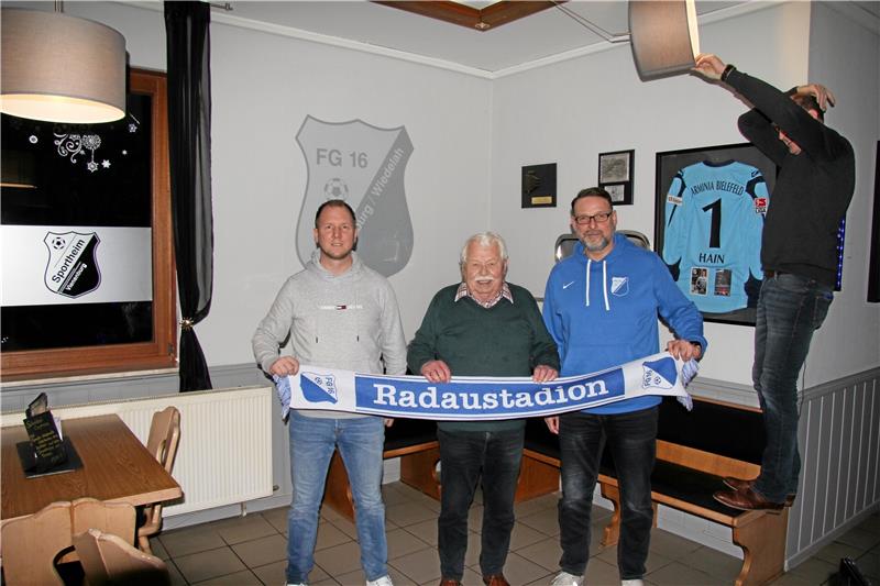Trainerwechsel, Gewissenskonflikt und Interesse an Riem Hussein Der Obmann als Helfer: GZ-Fotograf Helmut Hohaus hält fest, wie Vienenburgs Ralf Droste für die gute Optik sorgt.