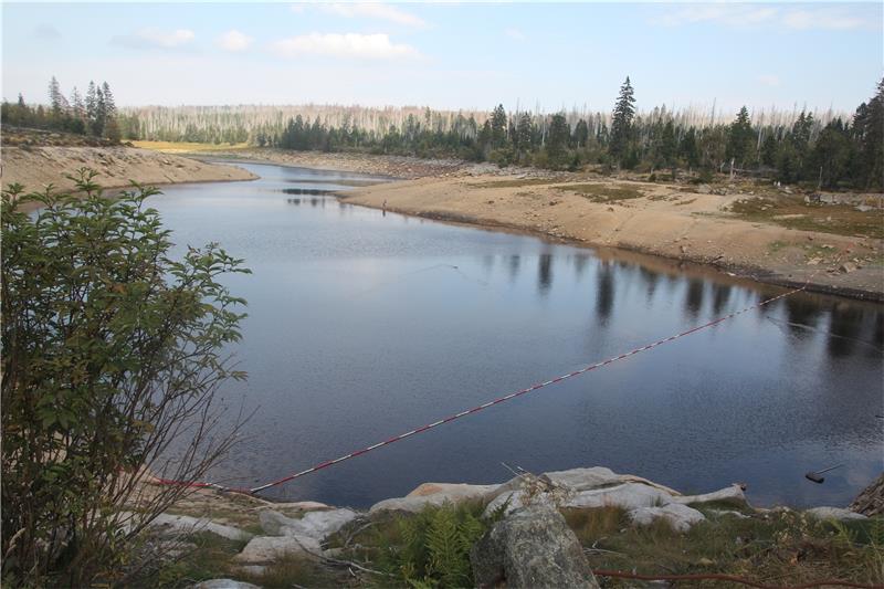 Doppel-Geburtstagsfeier für Oderteich und Grabenhaus Der Oderteich ist vor 300 Jahren errichtet worden und war lange die größte Talsperre Deutschlands. Noch heute spielt der Stausee eine wichtige Rolle bei der Stromversorgung der Bergstadt St. Andreasberg.  Foto: Brabanski