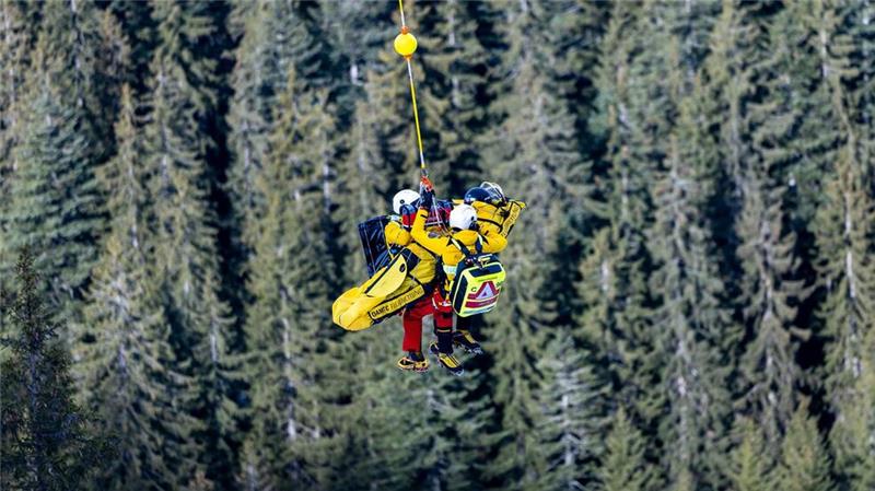 Skirennfahrer Schramm verletzt sich in Kitzbühel schwer Der Österreicher Felix Hacker wurde nach einem Trainingssturz in Kitzbühel per Hubschrauber geborgen.