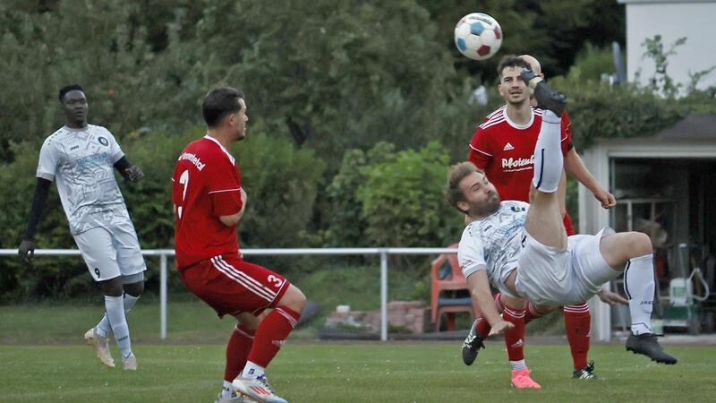 Der Okeraner André Wolf versucht es Ende der ersten Halbzeit mit einem Fallrückzieher von der Strafraumgrenze. Der Ball geht weit über das Tor.