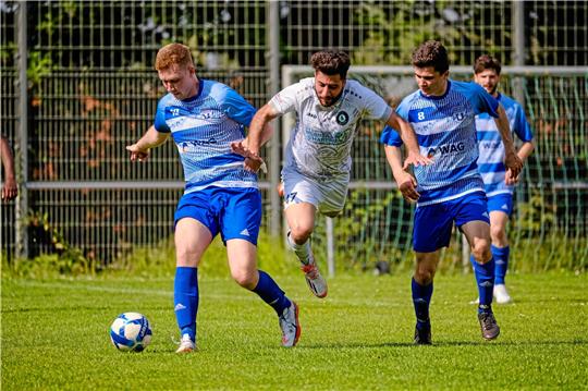 Der Okeraner Serwann Altekin (Mi.) fliegt zwischen Crispin-Connor Teuber (re.) und Daniel Salge durch. Viele sehenswerte Szenen gibt es in diesem Spiel nicht. Foto: Drechsler