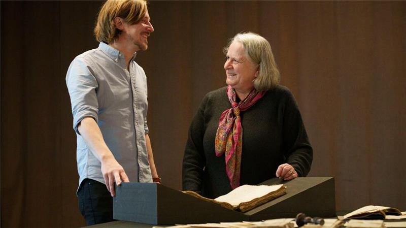 Reisetruhe mit Hunderten Briefen aus dem 18. Jahrhundert Der Oldenburger Historiker Lucas Haasis und die Londonerin Jane Luetkens schauen sich zusammen die historischen Briefe an.