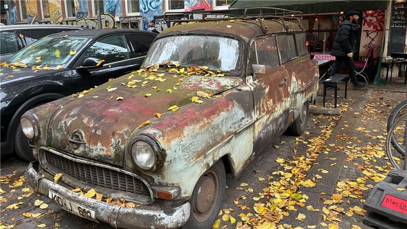 Wie lange fährt er noch? Rostlaube muss umziehen Der Oldtimer musste umparken, weil Parkplätze im Kiez schwinden. Sein neuer Standort ist fast gegenüber vom alten.