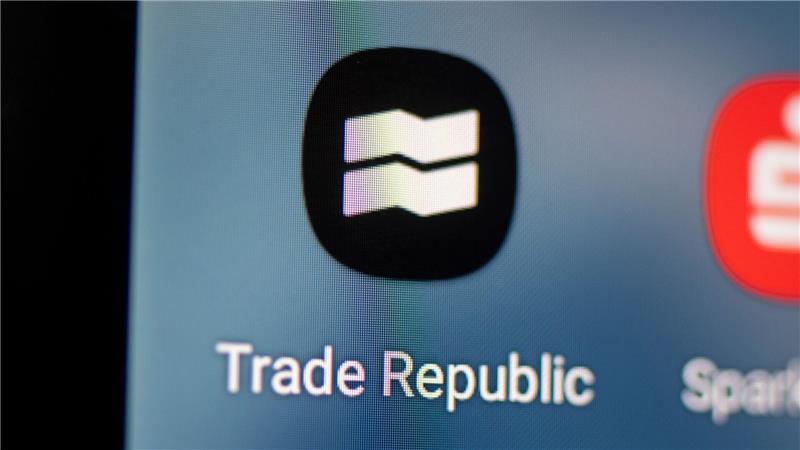 Der Online-Broker Trade Republic arbeitet rein App-basiert. (Archivbild)
