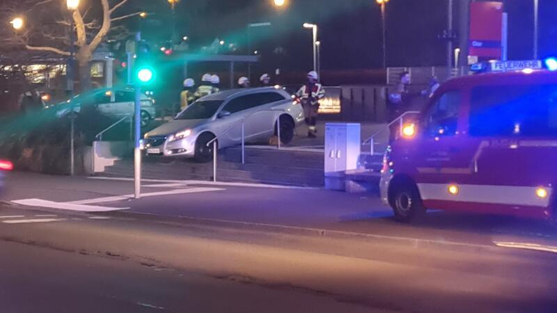 Führerschein weg: Mann fährt in Oker betrunken Treppe hinab Der Opel des Mannes kam auf der Treppe zum Stehen.