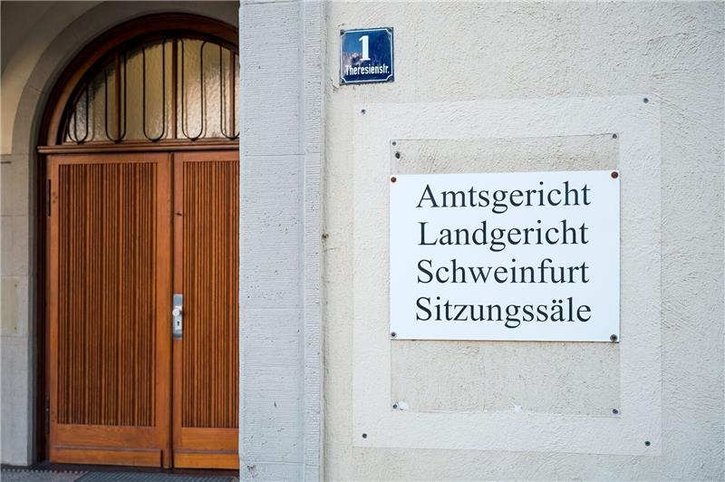 Orthopäde gesteht heimliche Bildaufnahmen von Frauen Der Orthopäde muss sich vor dem Landgericht Schweinfurt verantworten.
