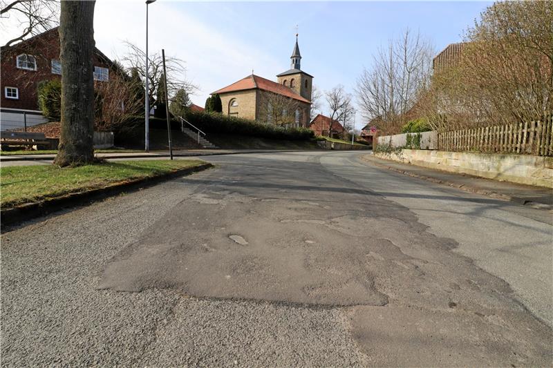 Der Ortsrat möchte auf der Landstraße in Bredelem möglichst bald den Asphalt und die Wasserrohre dort erneuern. Foto: Jambrek