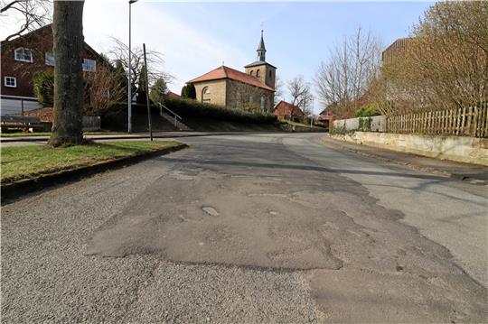 Der Ortsrat möchte auf der Landstraße in Bredelem möglichst bald den Asphalt und die Wasserrohre dort erneuern. Foto: Jambrek