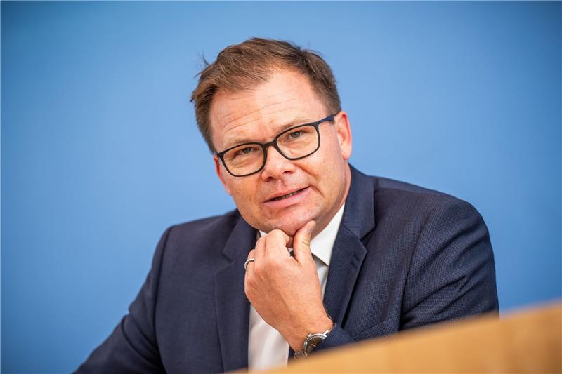 Der Ostbeauftragte Carsten Schneider bei der Vorstellung des Berichts zum Stand der Deutschen Einheit.