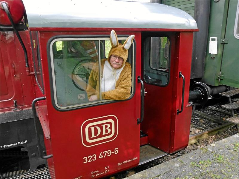 Der Osterhase als Lokführer ist bei der Sonderfahrt auch wieder dabei. Foto: Privat