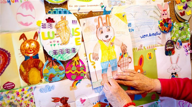 Der Osterhase freut sich über selbst geschriebene Briefe und bunte Zeichnungen. (Archivbild)