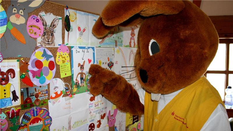 Der Osterhase verrät, was ihm die Kinder schreiben. (Archivbild)