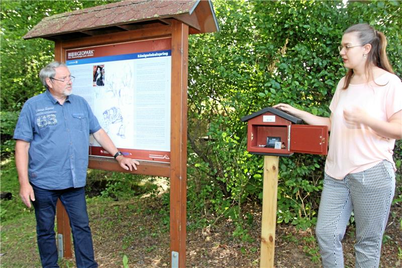 Der Ostharinger Ortsbürgermeister, Jürgen Kollenrott, und Ortsratsmitglied Anita Kubitschke zeigen die neue Stempelstelle. Der „Königwinkelspring“ ist als Ausflugsziel, aber auch für Feiern und Feste sehr beliebt. Foto: Leifeld