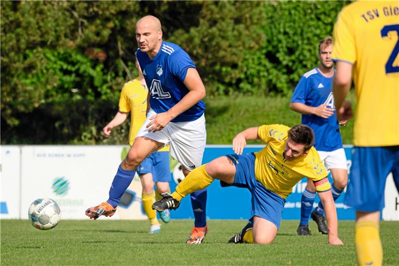 Der Othfresener Claudio Russo (li.) enteilt Gieldes Kapitän Timo Furchert. Am Ende trennen sich beide Teams mit 1:1. Foto: Drechsler