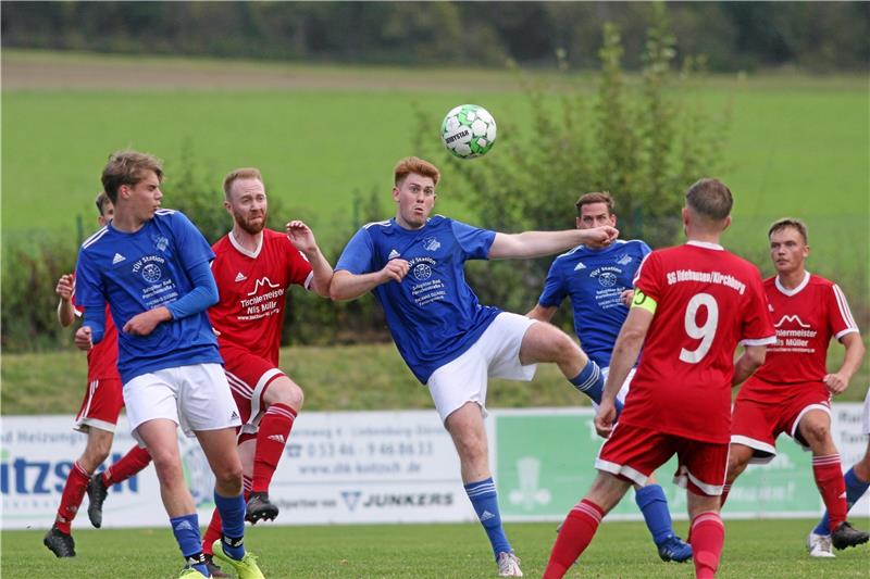 Fußball-Nordharzklassen: Sechs Platzverweise in sechs Spielen Der Othfresener Niclas Künzl fixiert den Ball für eine Direktabnahme aus der Luft. Eike-Kristof Stolzenburg (2.v.l.) von der SG Ildehausen/Kirchberg versucht, ihn daran zu hindern. Foto: Gietemann