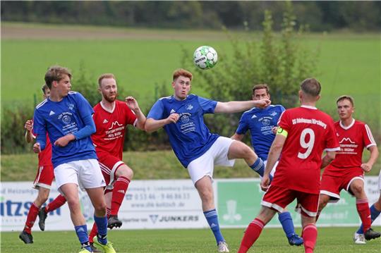 Der Othfresener Niclas Künzl fixiert den Ball für eine Direktabnahme aus der Luft. Eike-Kristof Stolzenburg (2.v.l.) von der SG Ildehausen/Kirchberg versucht, ihn daran zu hindern. Foto: Gietemann