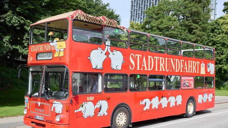 Der Ottifanten-Doppeldeckerbus kann bereits in der Stadt gesichtet werden.
