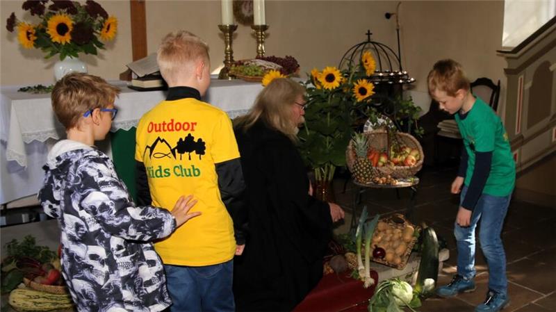 Der Outdoor Kids Club und Pfarrer Peter Wieboldt luden in Upen zum einem munteren Erntedankfest und Familiengottesdienst ein.