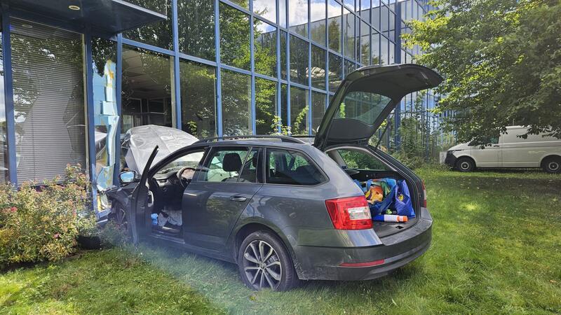 PKW fährt mit voller Wucht in eine Glasfassade eines Bürogebäudes Der PKW fuhr in die Front eines Glas-Produktionsbetriebes in der Baßgeige.