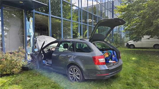 Der PKW fuhr in die Front eines Glas-Produktionsbetriebes in der Baßgeige.