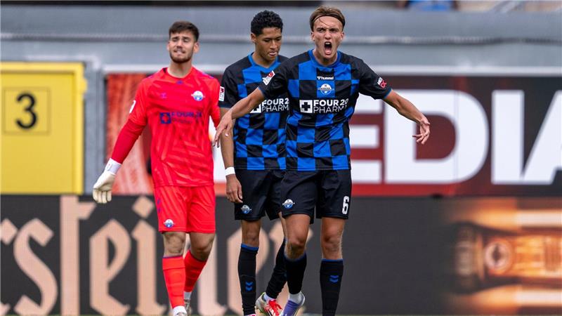 Der Paderborner Luis Engelns (r) schreit nach dem Gegentor zum 0:2.