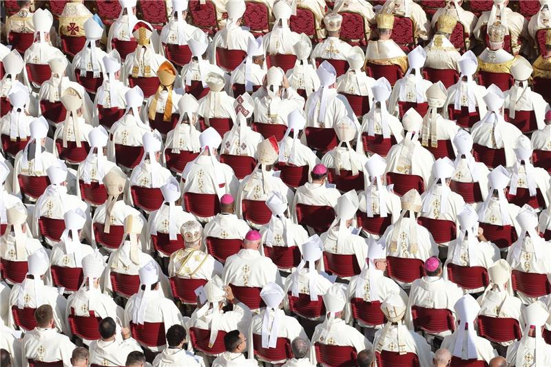 Der Papst feiert die Heilige Messe mit den neuen Kardinälen und dem Kardinalskollegium auf dem Petersplatz.