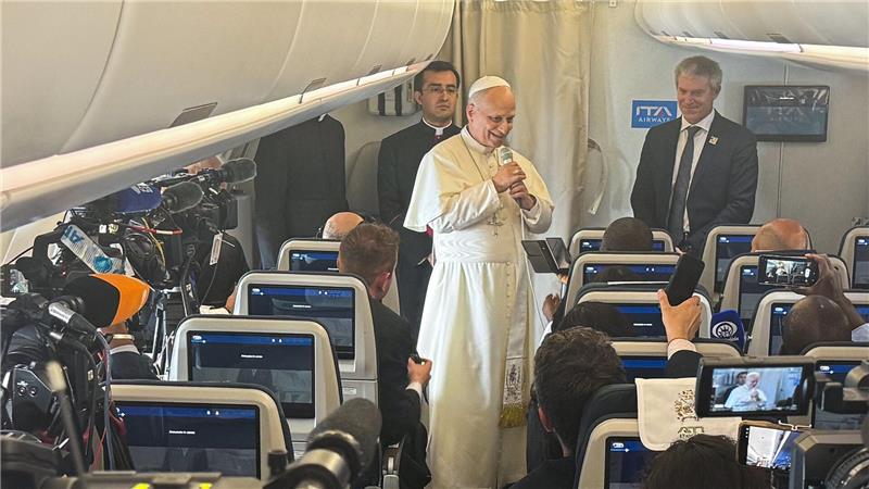 Der Papst kam im Flugzeug zu den mitreisenden Journalisten.