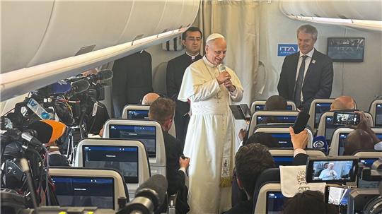 Der Papst kam im Flugzeug zu den mitreisenden Journalisten.