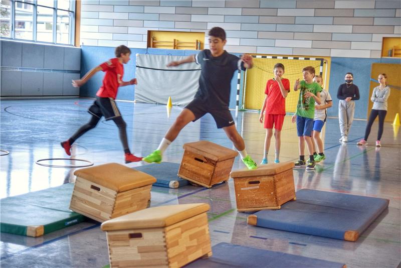 Ex-Bundesliga-Trainer holt Schüler aus dem Pandemie-Trott Der Parcours ist der krönende Abschluss des Fitnessprogramms.