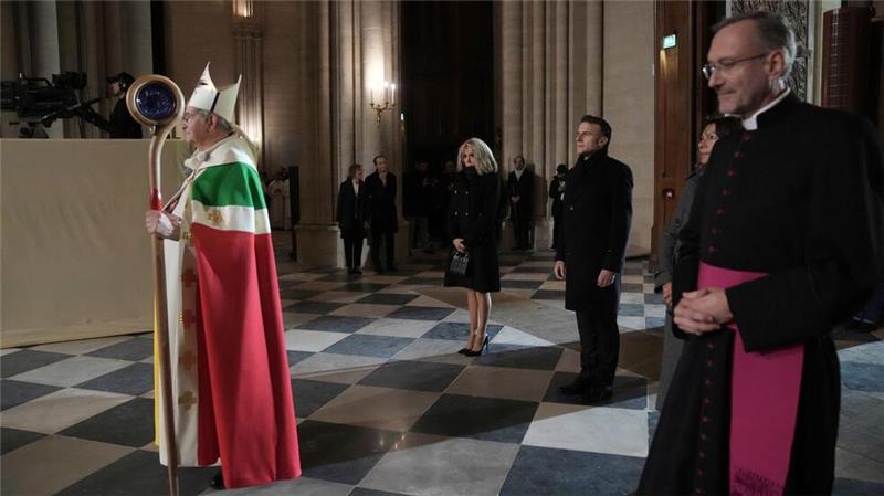 Notre-Dame wiedereröffnet - mit Glanz und viel Emotionen Der Pariser Erzbischof Laurent Ulrich öffnete die Türen der Kathedrale.