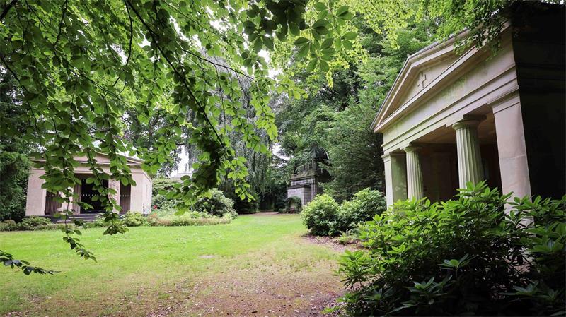 Der Parkfriedhof bietet schattige Plätze an heißen Tagen. (Archivbild)