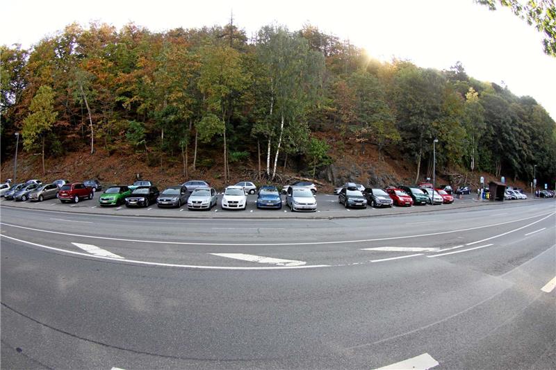 Der Parkplatz vis-à-vis des Berliner Platzes wird demnächst gebührenpflichtig. Die Stunde kostet dann 50 Cent, parken darf man bis zu sechs Stunden.  Fotos: Schlegel