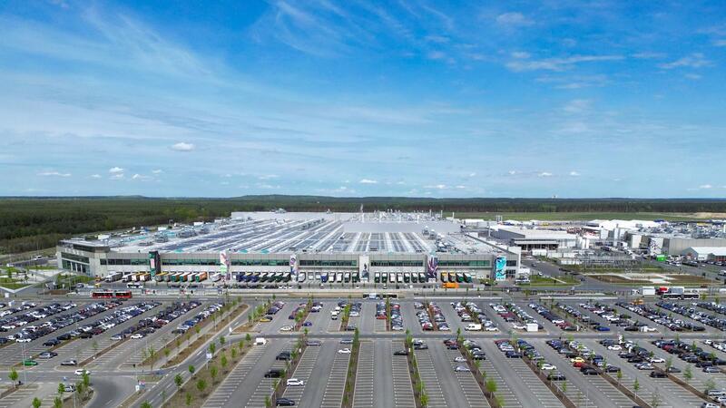 Der Parkplatz vor dem Haupteingang zum Tesla-Werk.