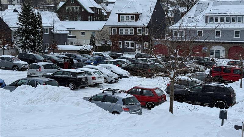 Das Foto zeigt einen vollbesetzten Parkplatz.