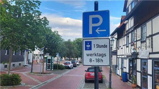 Der Parkregelung am Freiheitsplatz fehlt die Sinnhaftigkeit, finden die Unternehmer vor Ort. Sie fordern die Überprüfung und Anpassung der Situation.