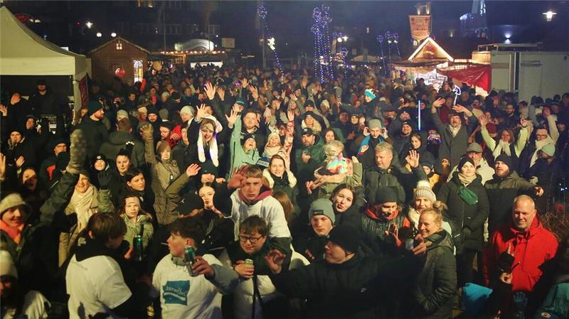 Die „neue Mitte“ in Braunlager bebt bei der Winterparty Der Partyplatz bebt, an beiden Abenden kommen Hunderte von Besuchern.