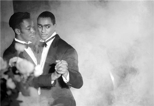 Der „Pas de Deux No. 2“ aus dem Film „Looking for Langston“ (Vintage Series, 1989/2016, gerahmt): Die kompromisslose Ästhetik von Isaac Juliens Bildern kann süchtig machen. Hinter dem schönen Vordergrund steckt ein kritischer Kern – Julien vereint beides zum außergewöhnlichen Kunstgenuss.  © Isaac Julien/Victoria Miro/Sammlung Wemhöner
