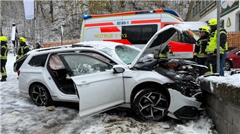 Führten Sommerreifen zu schwerem Unfall in St. Andreasberg? Der Passat ist auf der schneeglatten Fahrbahn ins Schlingern geraten und dann frontal gegen eine Mauer gefahren.