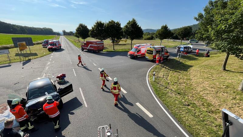 Der Patiententransporter wurde durch den Aufprall weit in die Auffahrt geschoben.