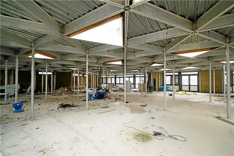 Der Pavillon am Schulzentrum Goldene Aue ist bereits entkernt und wird derzeit abgerissen.  Foto: Epping