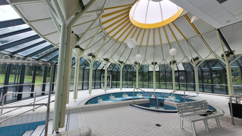 Ein leeres Schwimmbadbecken in einem Gebäude.