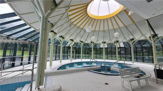 Ein leeres Schwimmbadbecken in einem Gebäude.
