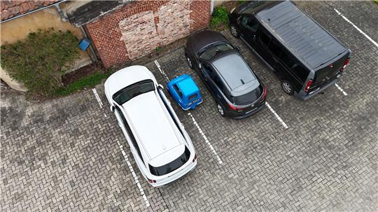 Der Peel passt auch zwischen zwei Parklücken. 