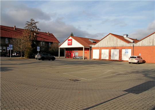 Der Penny- Parkplatz soll nur noch Kunden zur Verfügung stehen.  Fotos: Hohaus