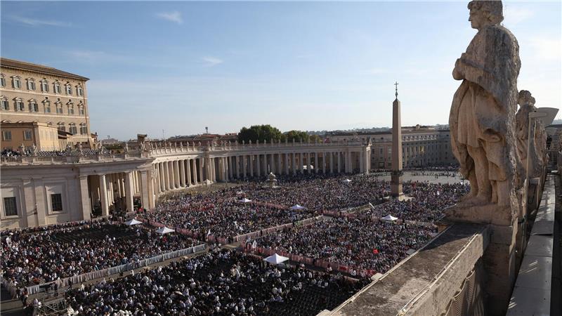 Der Petersplatz füllt sich mit Gläubigen in Erwartung der Eucharistiefeier unter dem Vorsitz des Heiligen Vaters Papst Leo XIV. Die Laien Pier Giorgio Frassati und Carlo Acutis werden Heilig gesprochen.