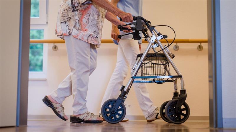 Der Pflegeversicherung droht im kommenden Jahr ein Milliardendefizit. (Symbolbild)