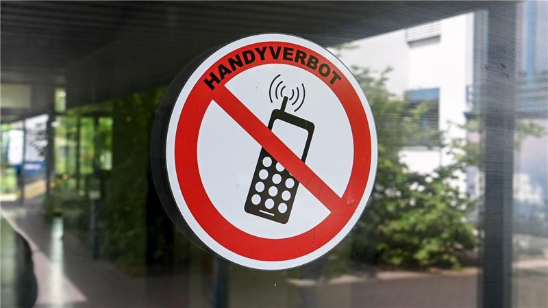 Der Philologenverband fordert bundesweit verbindliche Regeln für private Smartphones während der Schulzeit. (Symbolbild)