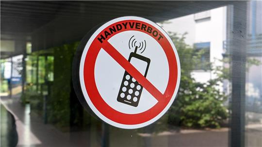 Der Philologenverband fordert bundesweit verbindliche Regeln für private Smartphones während der Schulzeit. (Symbolbild)