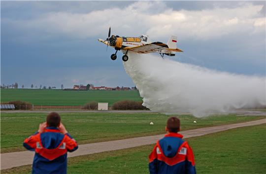 Der Pilot zeigt über dem Flugplatz in Ballenstedt, was das Kleinlöschflugzeug kann. Foto: Matthias Bein/DPA