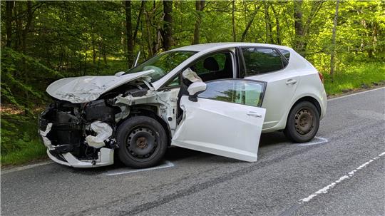 Der Pkw-Fahrer aus Braunlage übersieht beim Überholen ein anderes Fahrzeug.